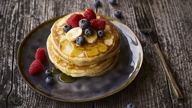 Pancakes met maple syrup en fruit