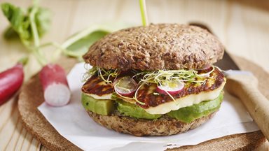 MULTI SEED’R BUN, med rødbede og gedeost