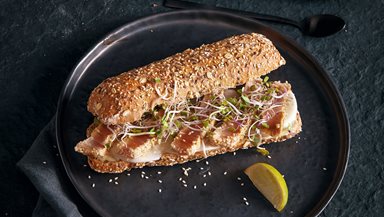 ARTISAN BÛCHETTE MULTISEED, mit Thunfisch-Tataki und schwarzem Rettich