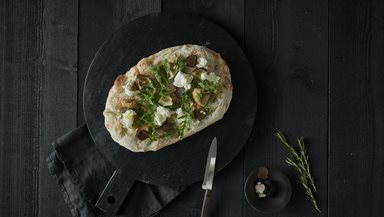 Pinsa bianca with artichoke, Italian summer truffle and burrata