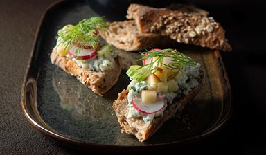 ARTISAN DEMI TWIST MULTIGRAIN smørrebrød Radise med et salt havkys