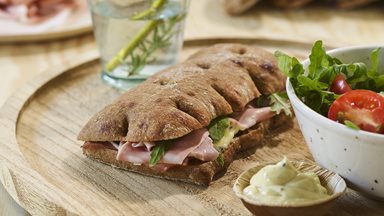 SCHIACCIATA ROMANA MULTIGRAIN PRE-SLICED, mortadella e tartufo