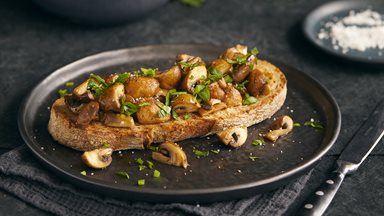 PAVÉ GARDE FORESTIER PRE-SLICED, Mushroom on Toast