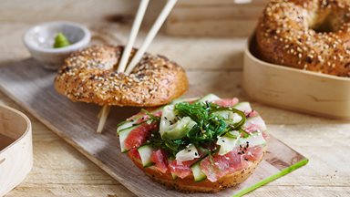 BAGEL EVERYTHING con carpaccio de atún fresco