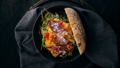 ARTISAN WOOD-FIRED LOAF OLIVES mit Raclette-Käse und spanischem Rohschinken