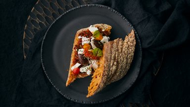 ARTISAN WOOD-FIRED LOAF TOMATO & HERBS a la bruschetta italiana con queso feta