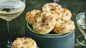 Mini pizza bagel prosciutto